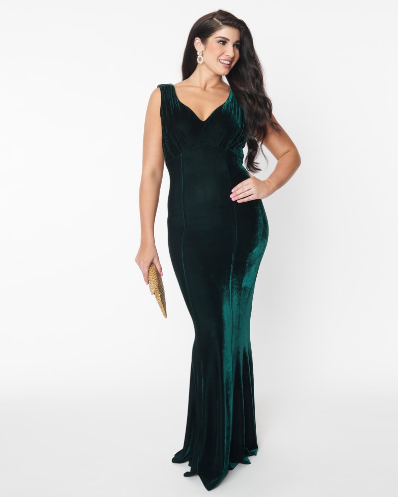 Front of a model wearing a size 3X Unique Vintage Emerald Green Velvet Goldwyn Gown in Green by Unique Vintage. | dia_product_style_image_id:316961